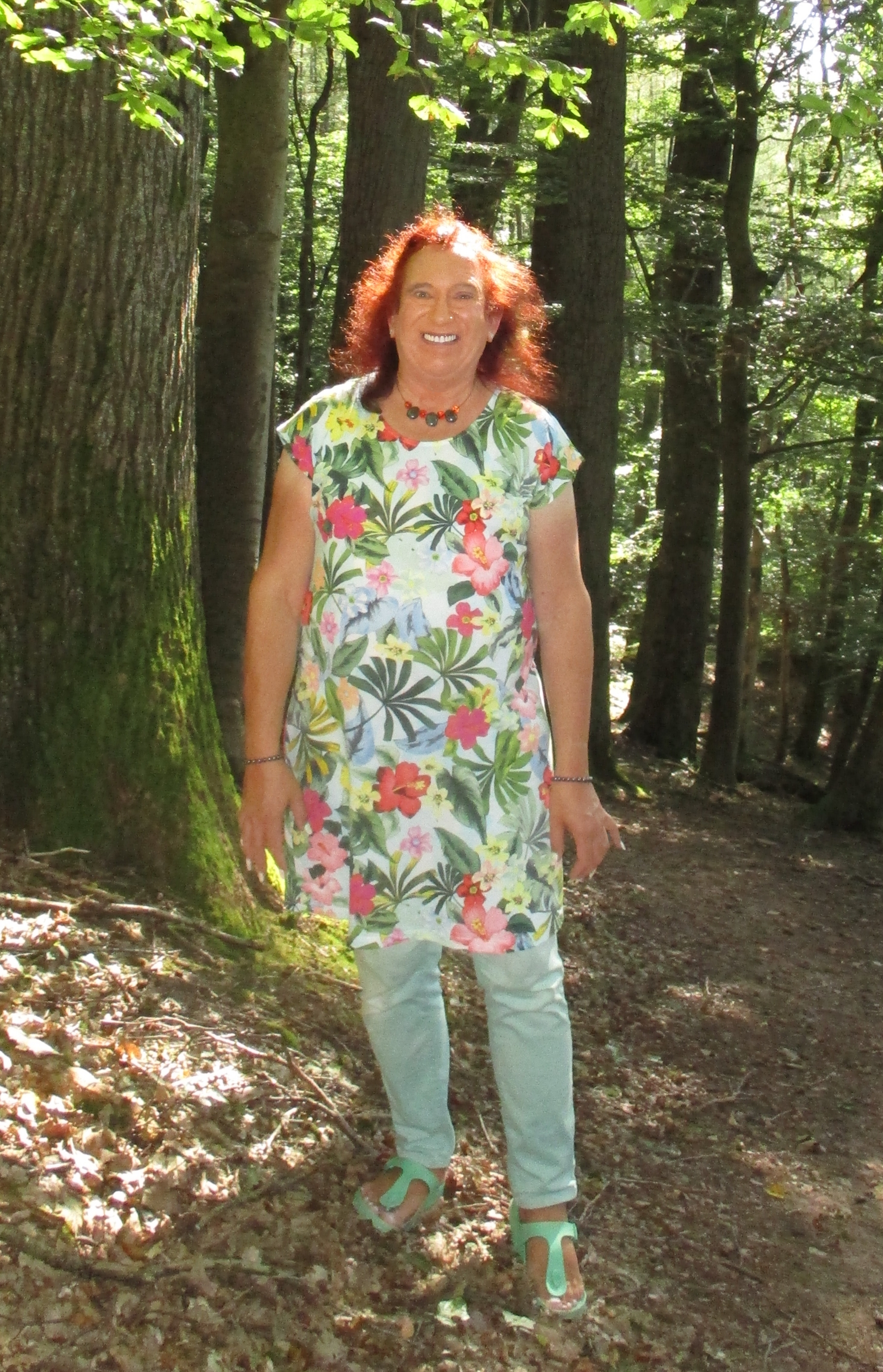 Chris Uray Frau Wald Fee Naturgeister Fantasie Durga Natur Mystik Lachen Freude
